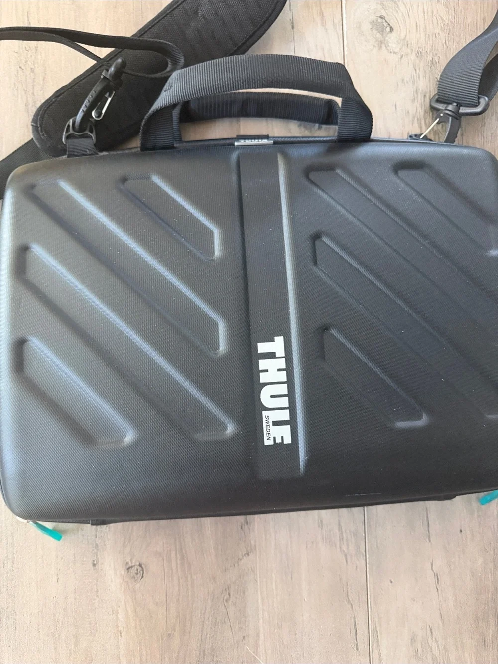 Thule Black Hard-Shell Laptop Messenger Case Shoulder Strap travel school work